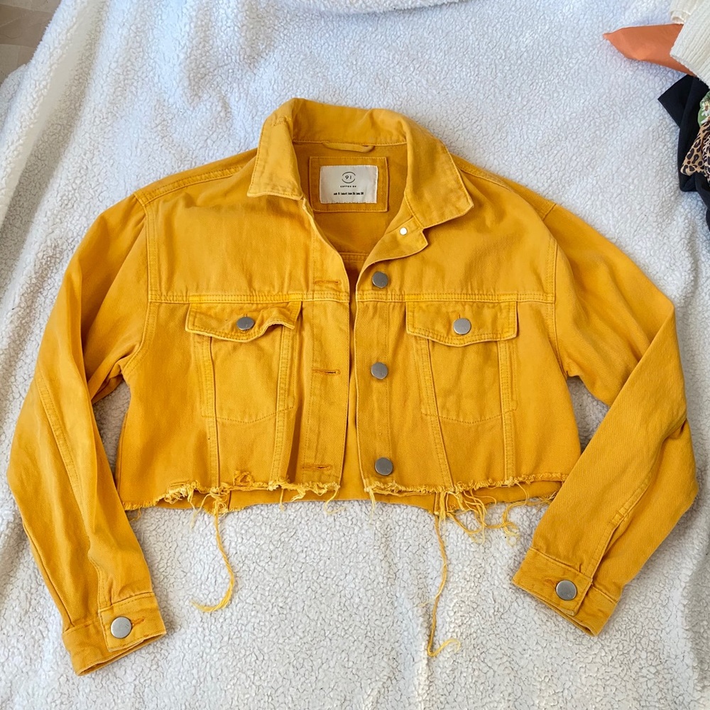Mustard Yellow Crop Denim Jacket 🥂